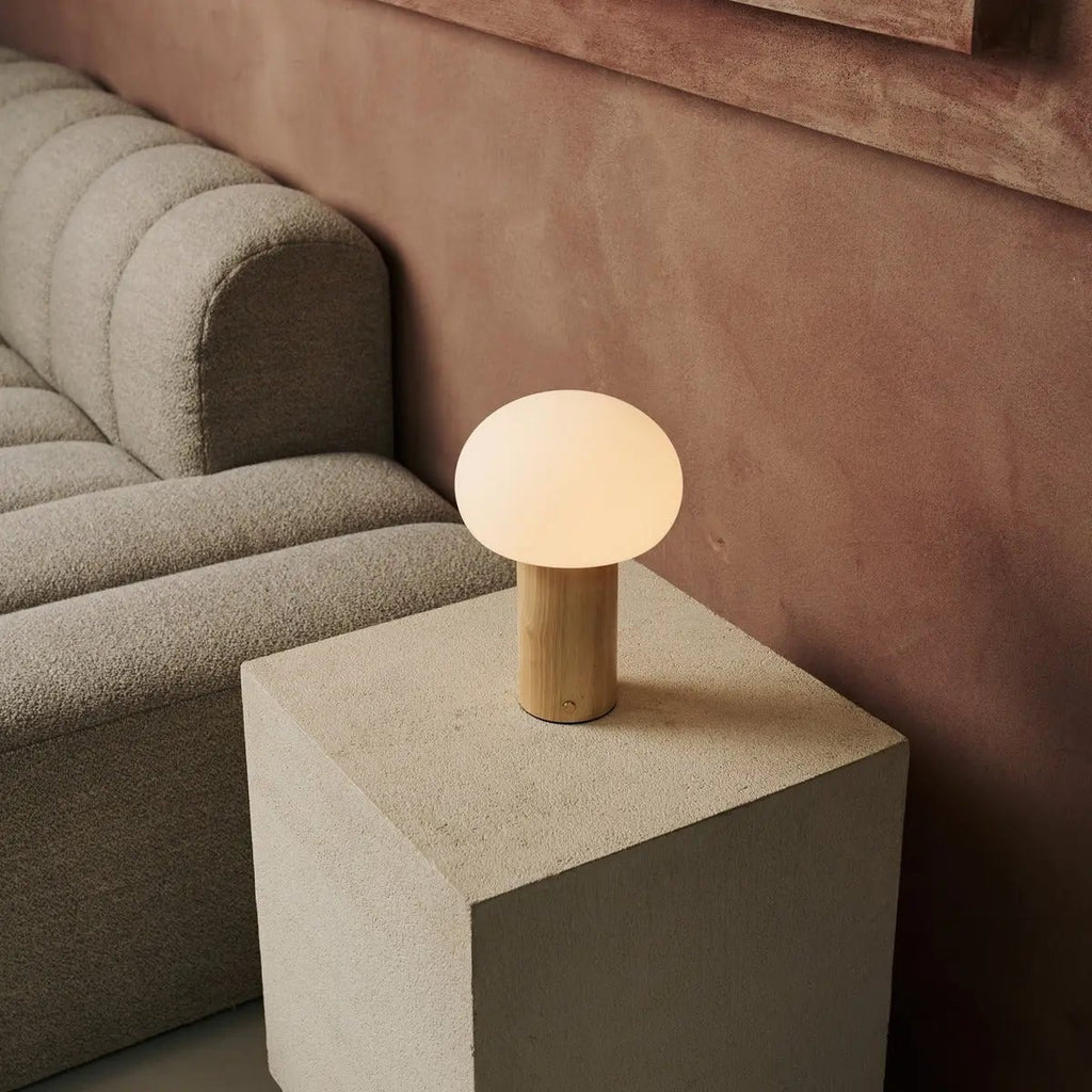Sam Oplaadbare Tafellamp – Houten Designlamp met Matglazen Kap