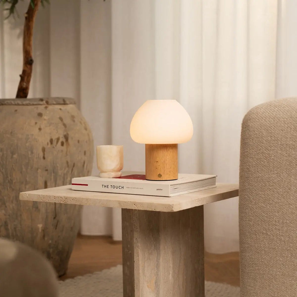 Fynn Lichtbruin Oplaadbare Tafellamp – Rubberhout & Matglas – Draadloos – Dimbaar – IP44
