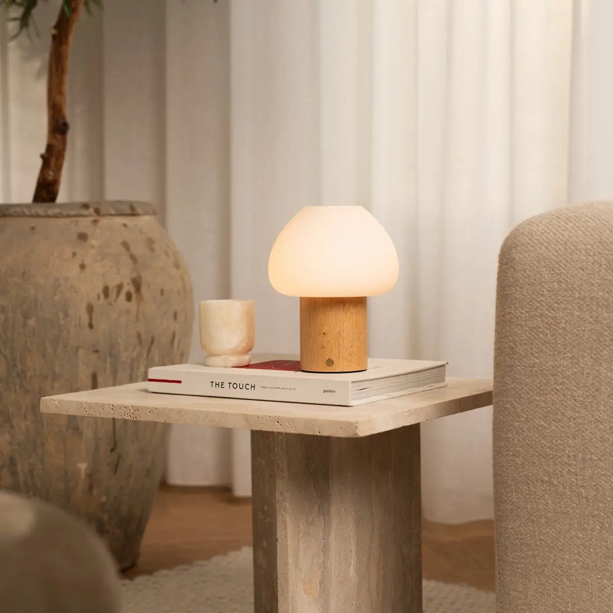 Fynn Lichtbruin Oplaadbare Tafellamp – Rubberhout & Matglas – Draadloos – Dimbaar – IP44