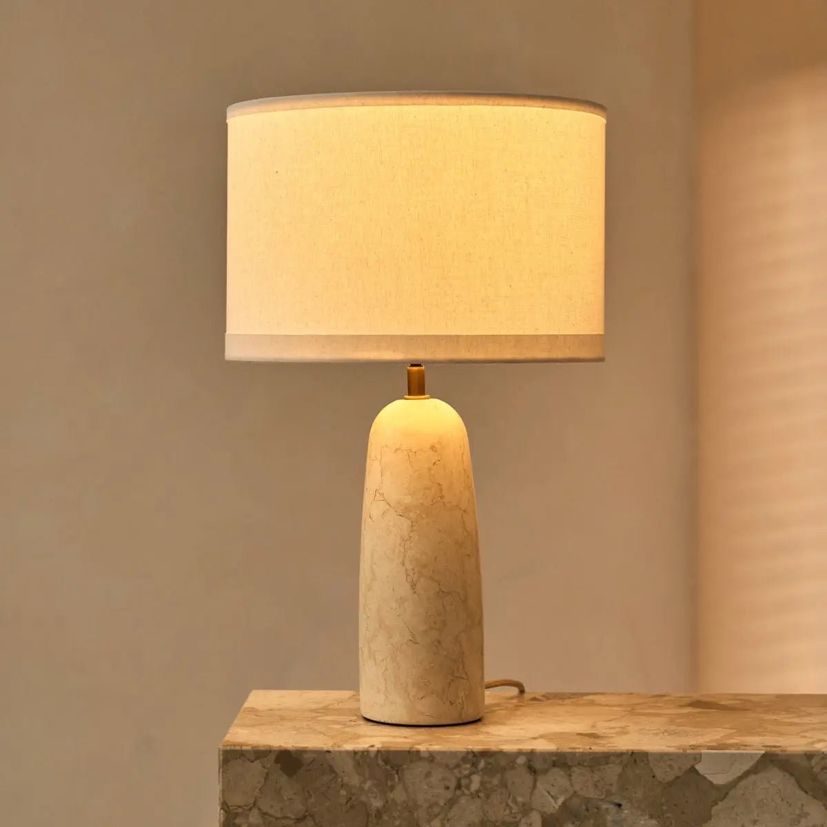 Charlotte Marmeren Tafellamp – Luxe Lamp met Katoenen Lampenkap