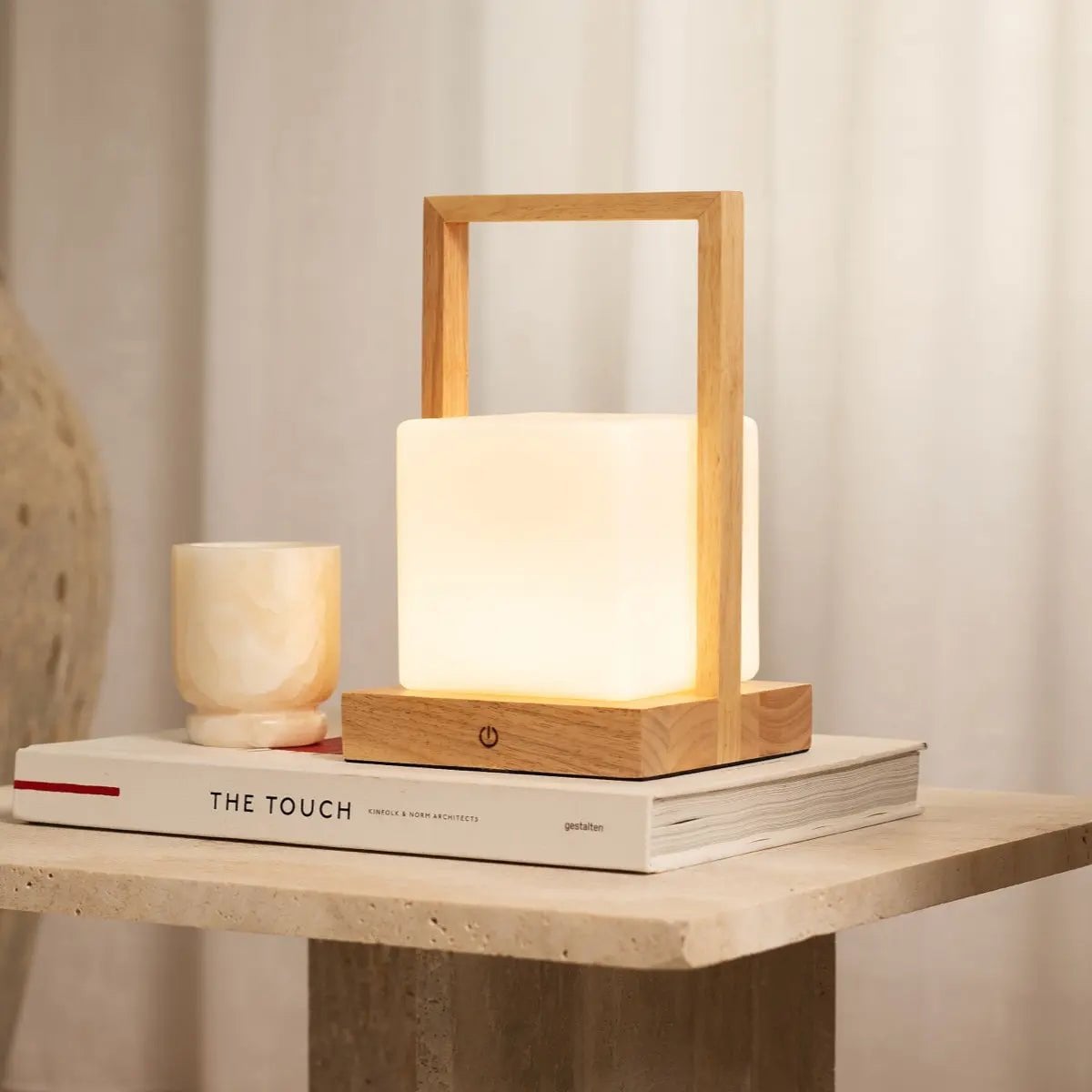 Noah Draadloze Tafellamp – Oplaadbaar – Dimbaar – Rubberwood & Matglas