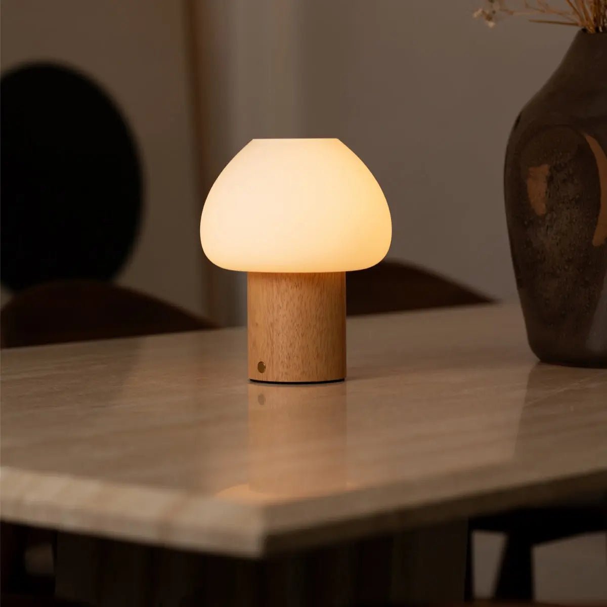 Fynn Lichtbruin Oplaadbare Tafellamp – Rubberhout & Matglas – Draadloos – Dimbaar – IP44