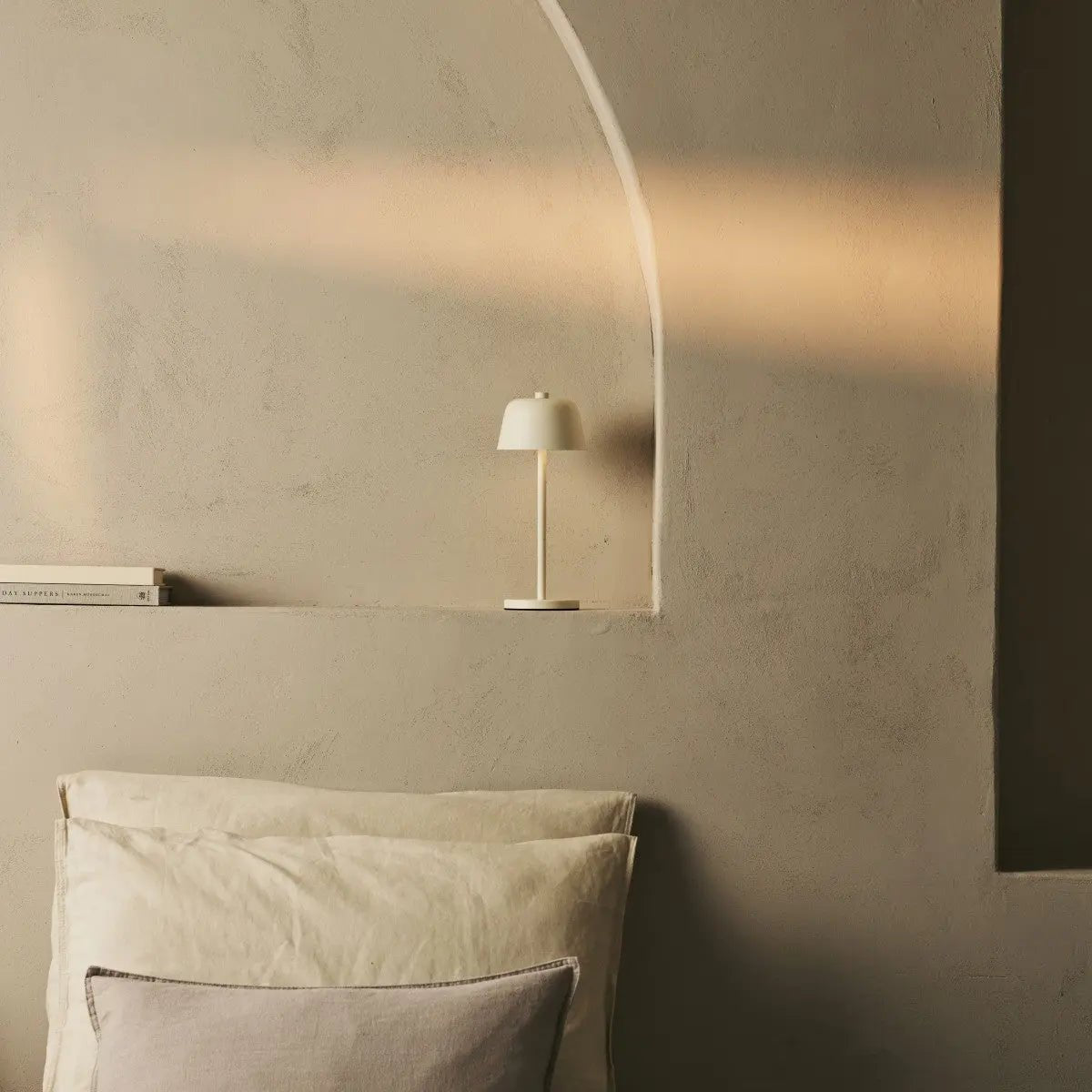 Anton Oplaadbare Tafellamp – Vanille – Metaal & Aluminium – Draadloos – Dimbaar