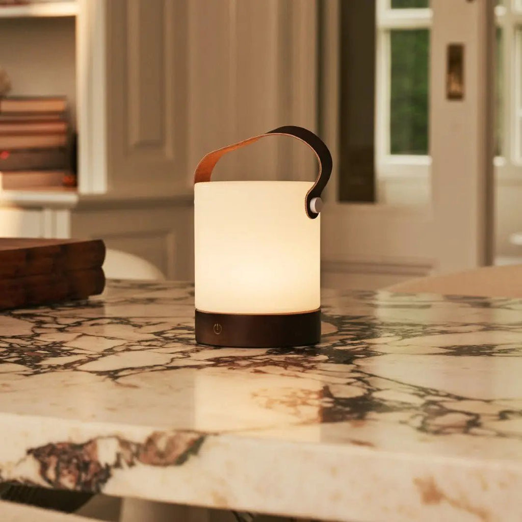 Avery Oplaadbare Tafellamp – Houten Designlamp met Lederen Band