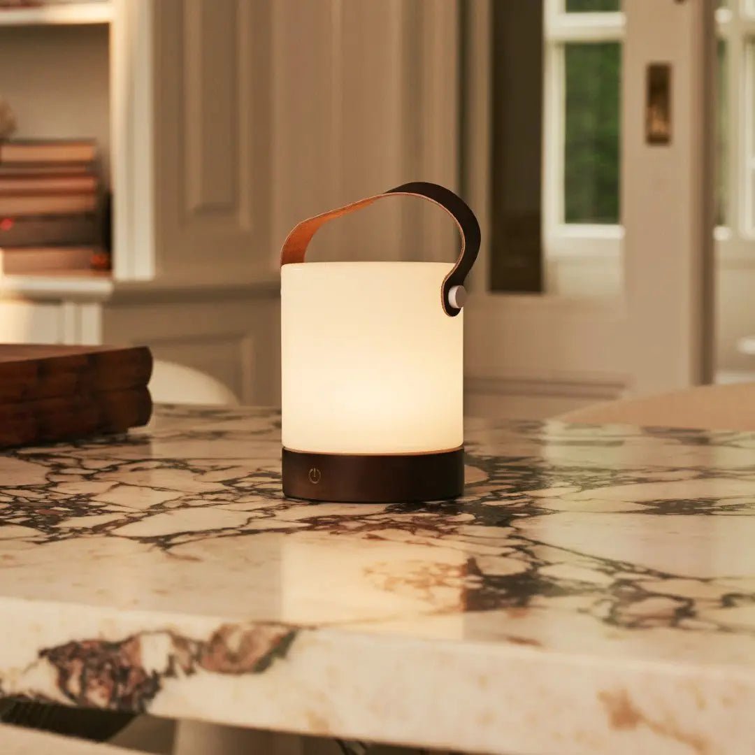 Avery Oplaadbare Tafellamp – Houten Designlamp met Lederen Band