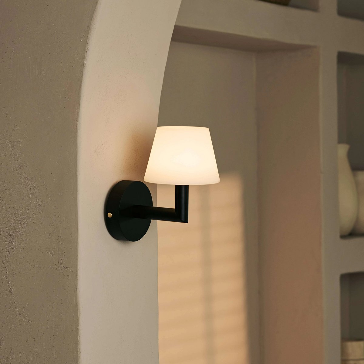 Ted Oplaadbare Wandlamp – Rubberhout & Polyethyleen – Zwart – Draadloos – Dimbaar – IP20