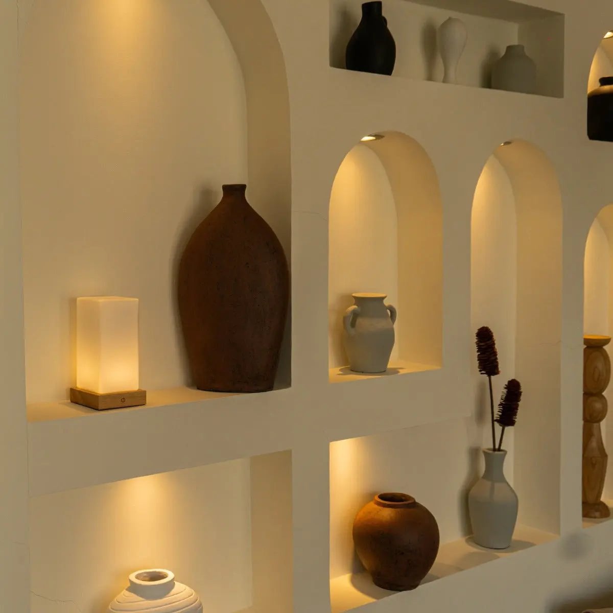 Zayn Oplaadbare Tafellamp – Houten Designlamp met Matglazen Kap