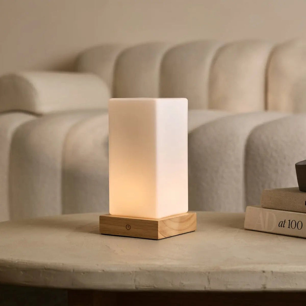 Zayn Oplaadbare Tafellamp – Houten Designlamp met Matglazen Kap