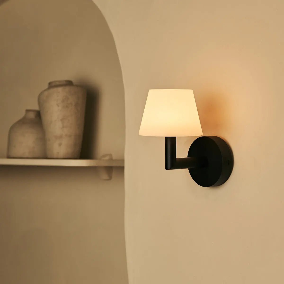 Ted Oplaadbare Wandlamp – Rubberhout & Polyethyleen – Zwart – Draadloos – Dimbaar – IP20