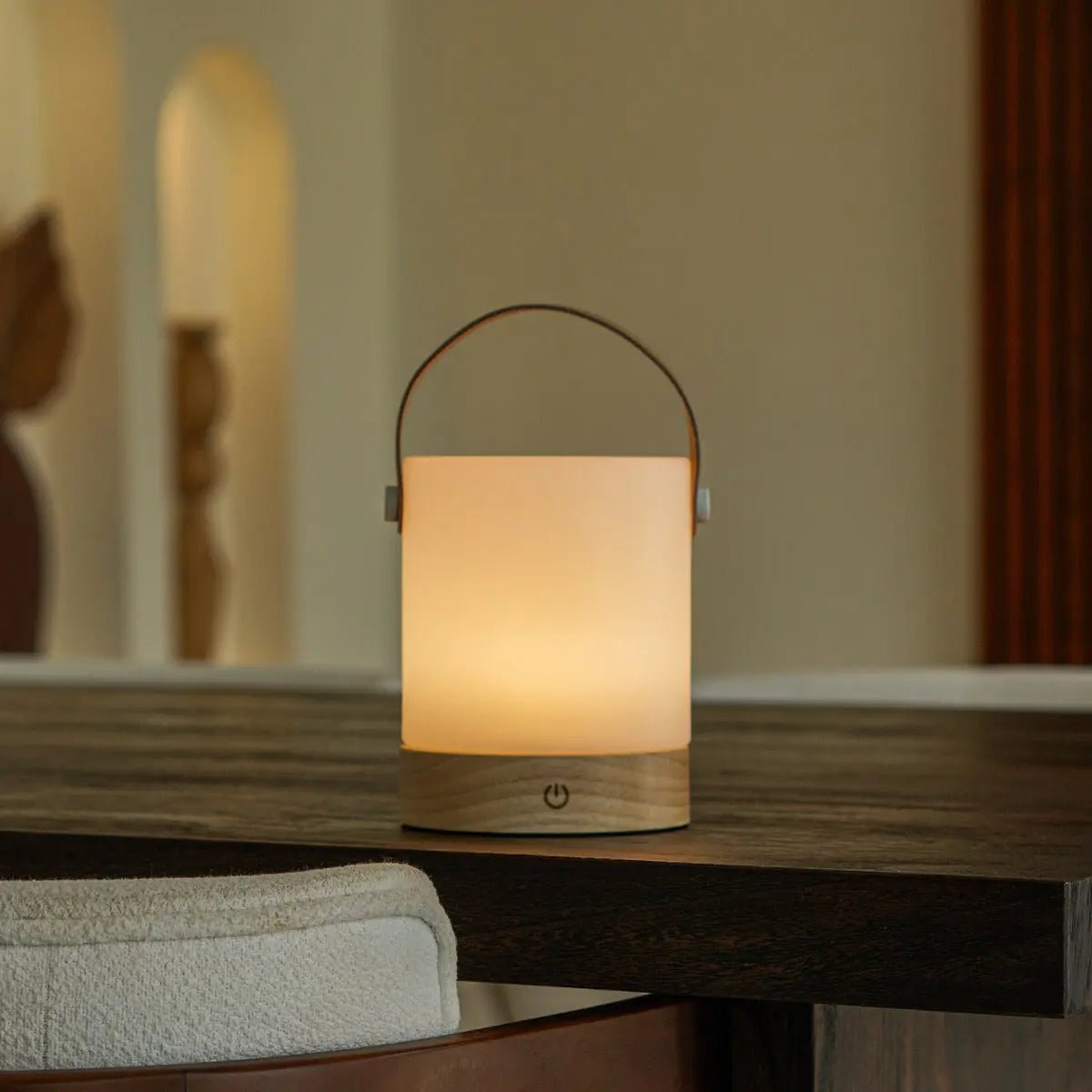 Avery Oplaadbare Tafellamp – Houten Designlamp met Lederen Band