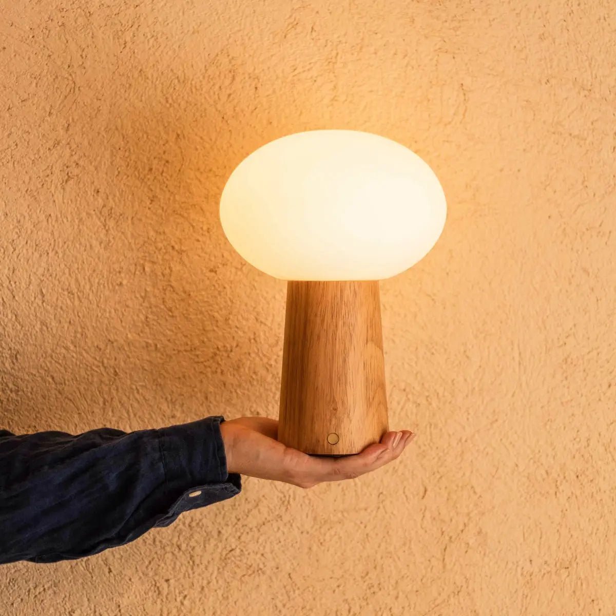 Max Oplaadbare Tafellamp – Rubberhout & Matglas – Lichtbruin – Draadloos – Dimbaar – IP44