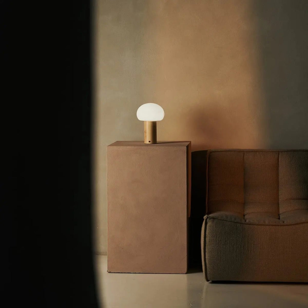Sam Oplaadbare Tafellamp – Houten Designlamp met Matglazen Kap