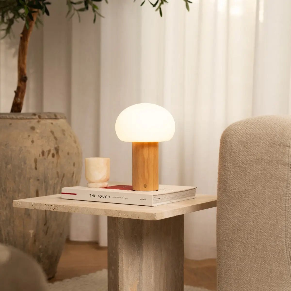 Sam Oplaadbare Tafellamp – Houten Designlamp met Matglazen Kap