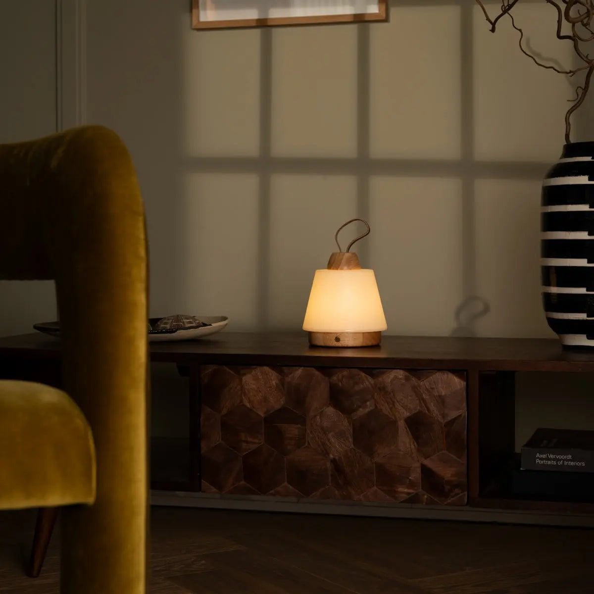 Liv Oplaadbare Tafellamp – Rubberhout, Leer & Polyethyleen – Lichtbruin – Draadloos – Dimbaar – IP44