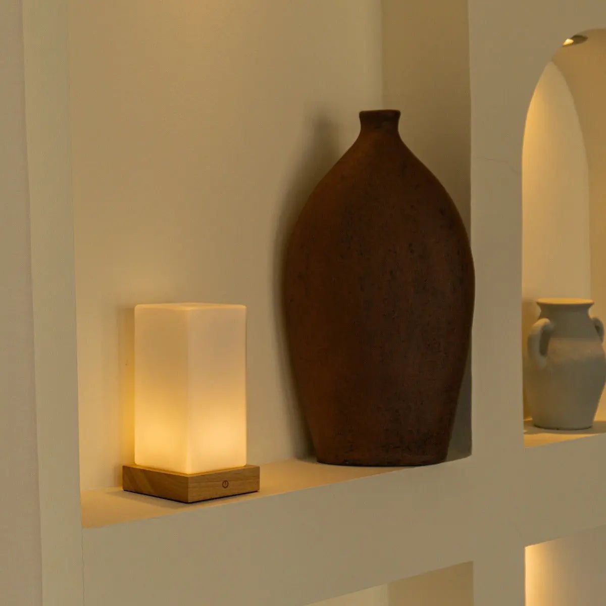 Zayn Oplaadbare Tafellamp – Houten Designlamp met Matglazen Kap