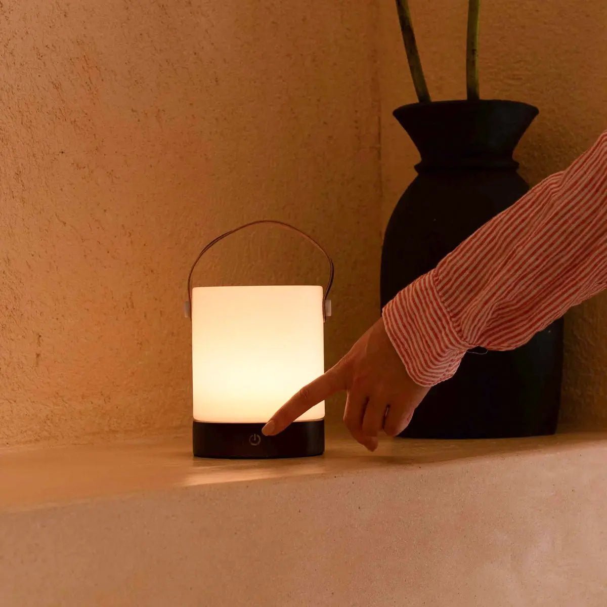 Avery Oplaadbare Tafellamp – Houten Designlamp met Lederen Band