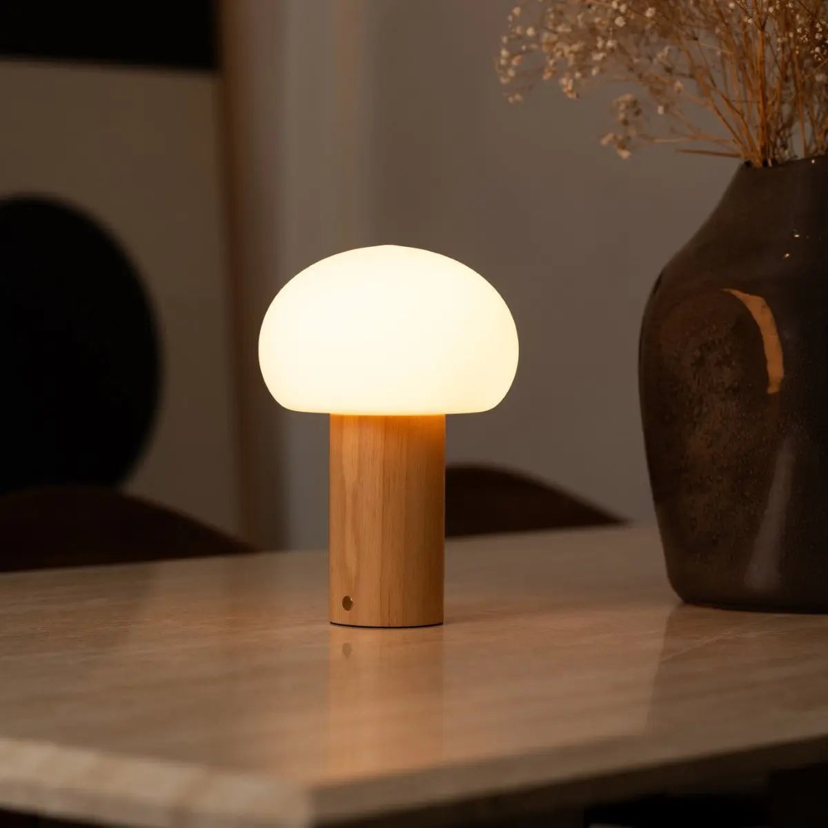 Sam Oplaadbare Tafellamp – Houten Designlamp met Matglazen Kap
