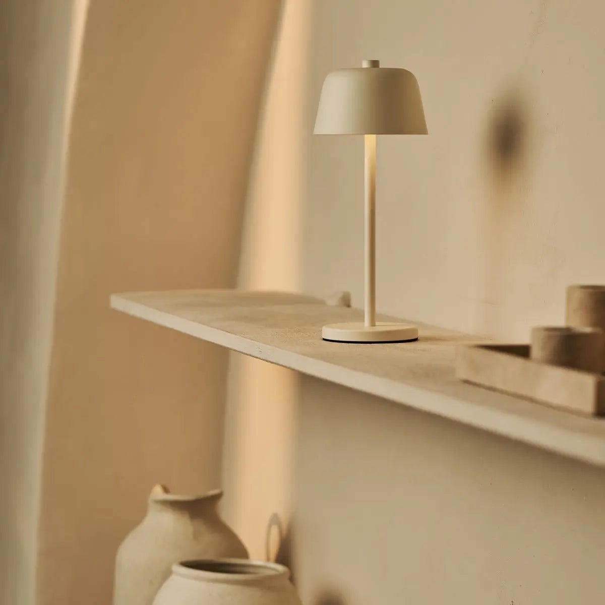 Anton Oplaadbare Tafellamp – Vanille – Metaal & Aluminium – Draadloos – Dimbaar