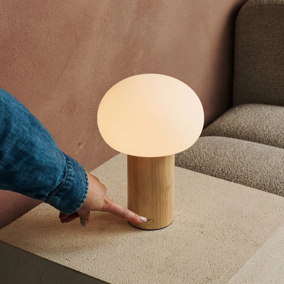 Sam Oplaadbare Tafellamp – Houten Designlamp met Matglazen Kap