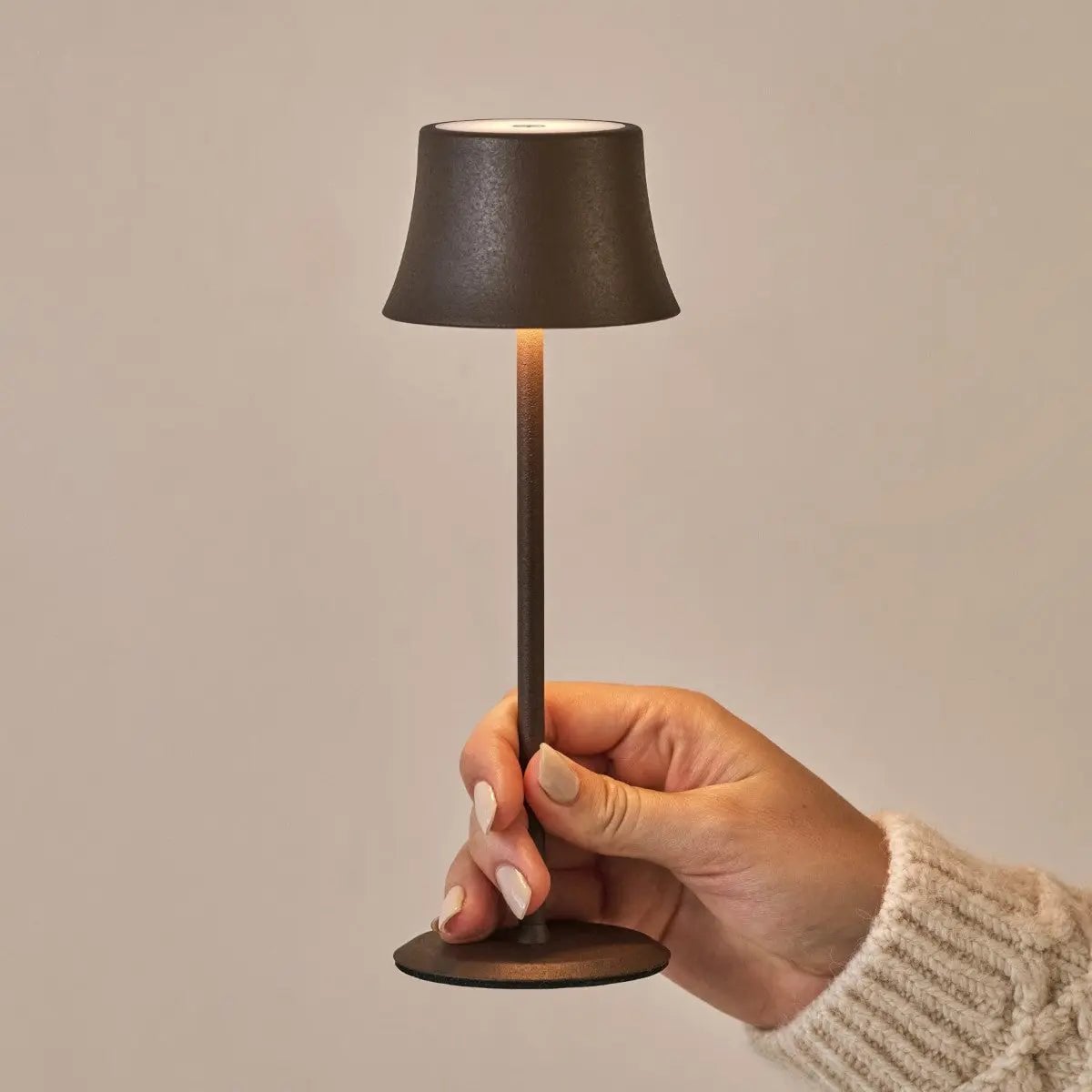 Willy Mini Oplaadbare Tafellamp – Compacte Draadloze Designlamp