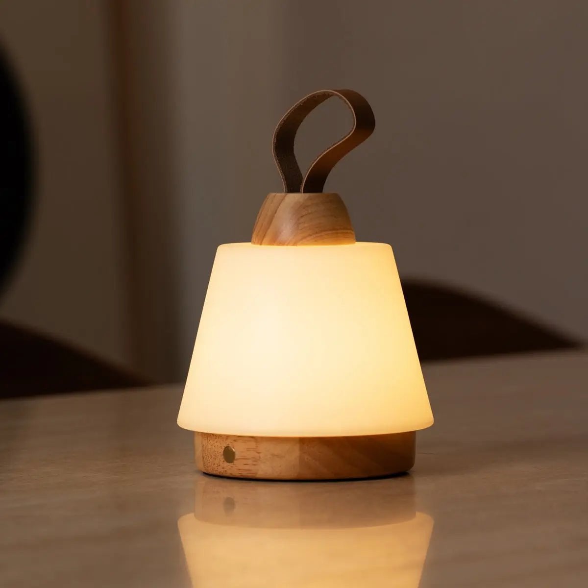 Liv Oplaadbare Tafellamp – Rubberhout, Leer & Polyethyleen – Lichtbruin – Draadloos – Dimbaar – IP44