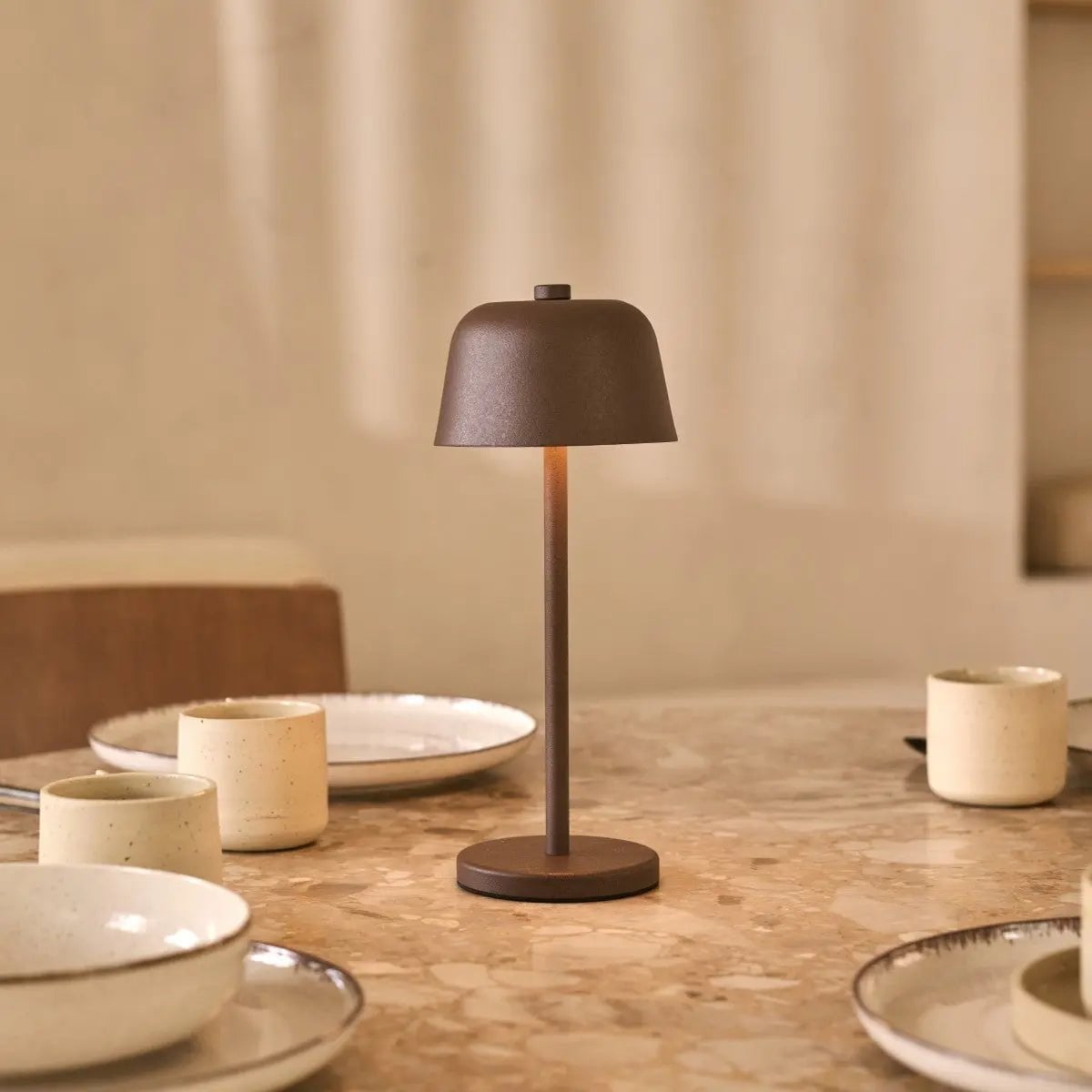 Anton Oplaadbare Tafellamp – Mokka bruin – Metaal & Aluminium – Draadloos – Dimbaar