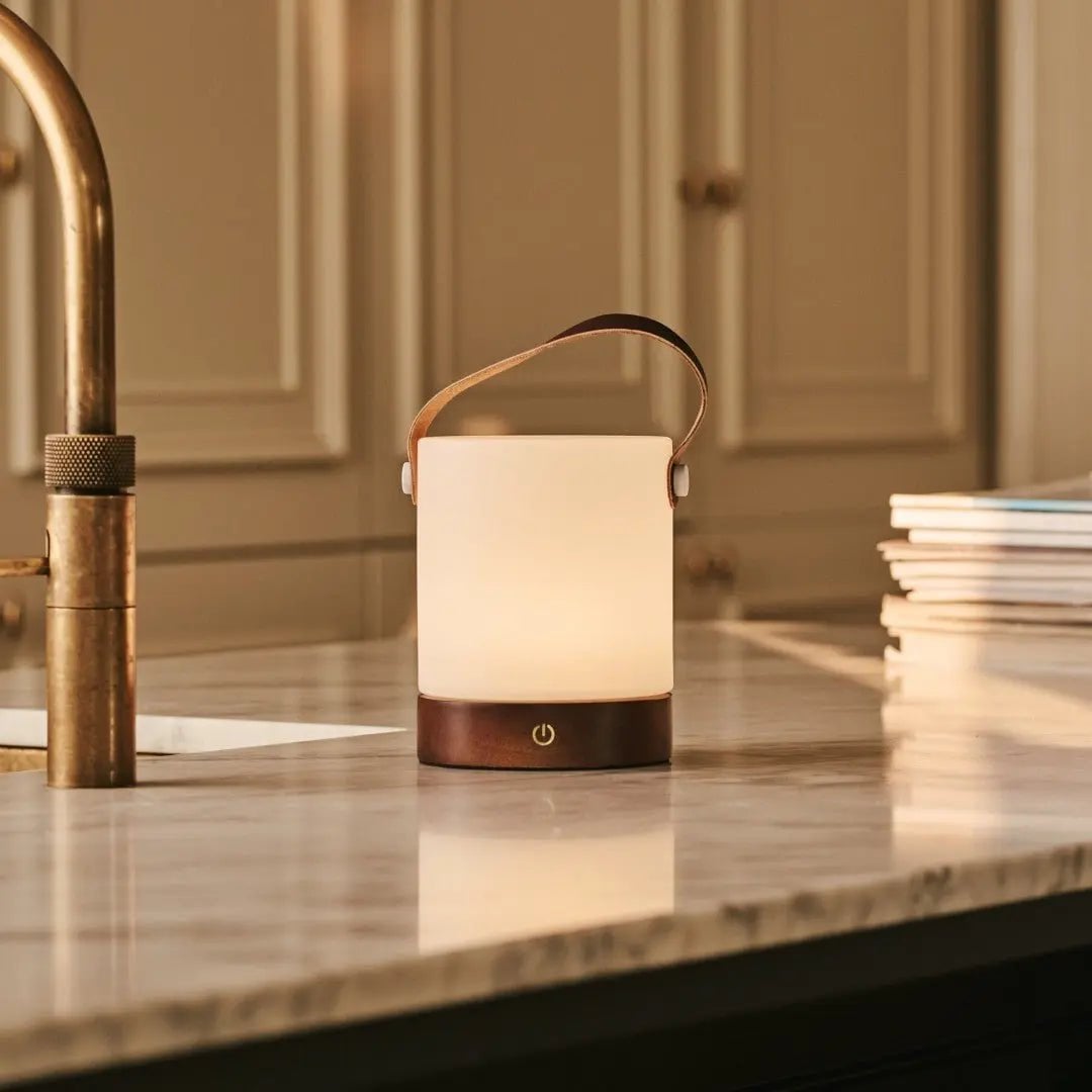 Avery Oplaadbare Tafellamp – Houten Designlamp met Lederen Band