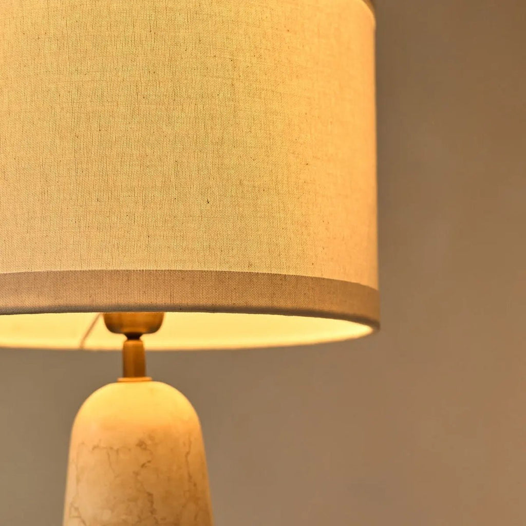Charlotte Marmeren Tafellamp – Luxe Lamp met Katoenen Lampenkap