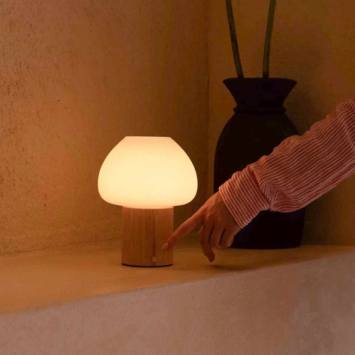 Fynn Lichtbruin Oplaadbare Tafellamp – Rubberhout & Matglas – Draadloos – Dimbaar – IP44