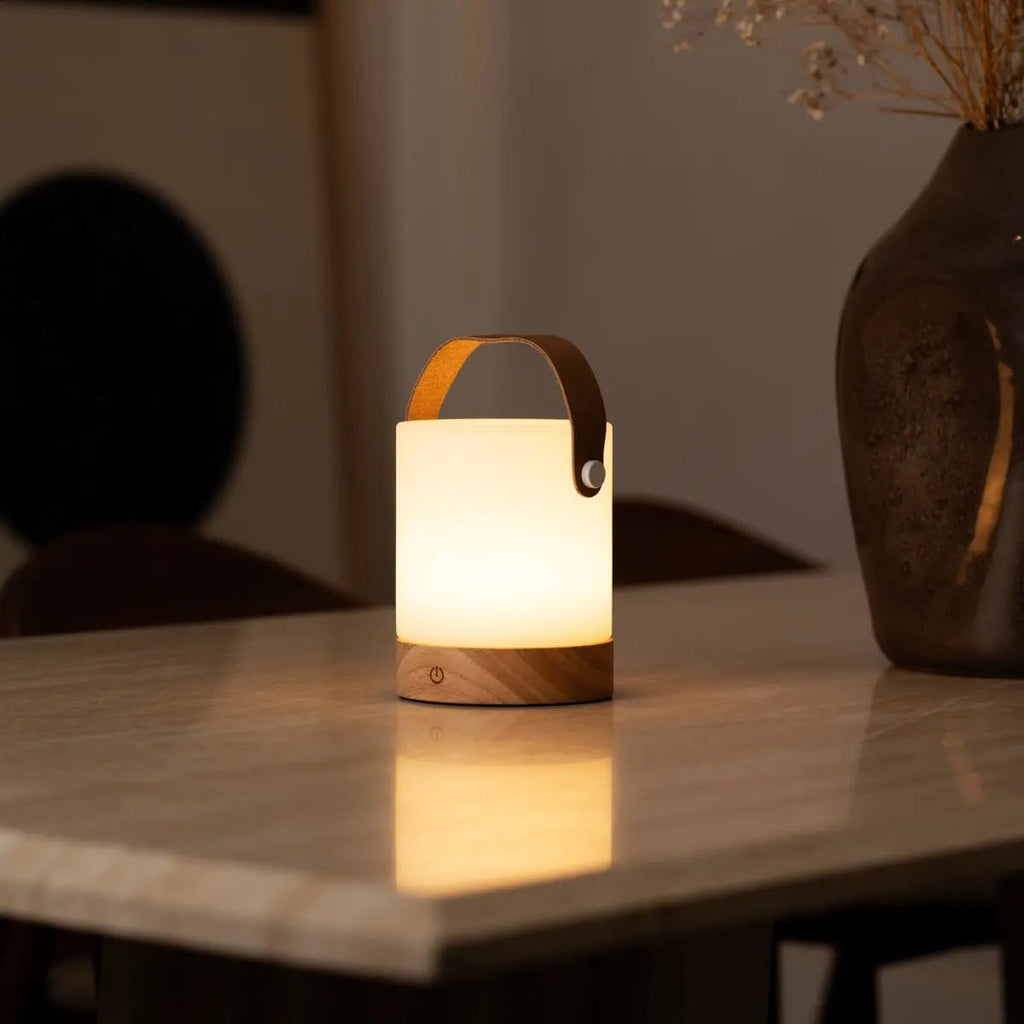 Avery Oplaadbare Tafellamp – Houten Designlamp met Lederen Band