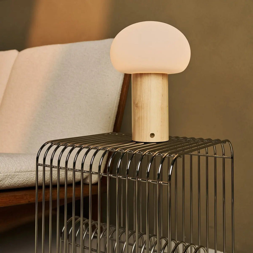 Sam Oplaadbare Tafellamp – Houten Designlamp met Matglazen Kap