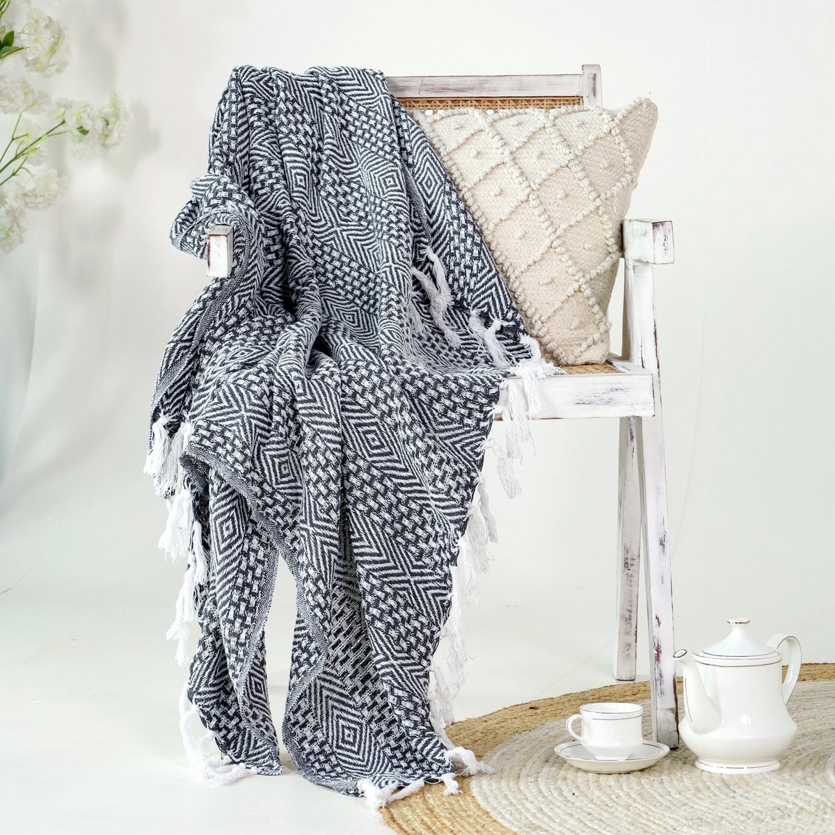 Black Plaid / Sofa Throw – Geometric Pattern with Fringes – 125x155 cm