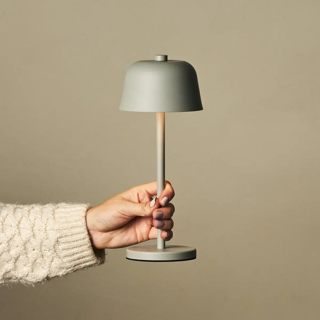Anton Oplaadbare Tafellamp – Schaduw grijs – Metaal & Aluminium – Draadloos – Dimbaar
