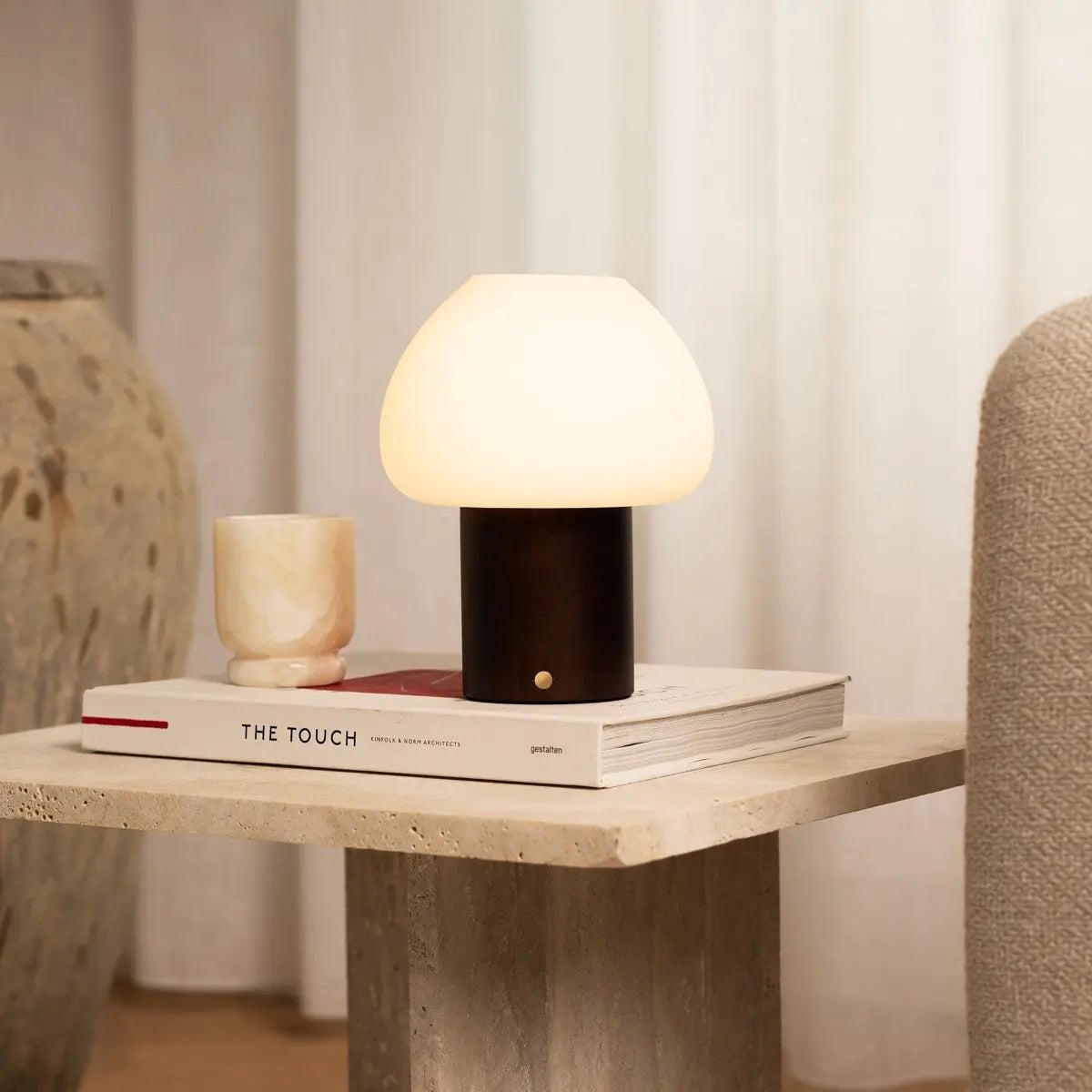 Fynn Donkerbruine Draadloze Tafellamp – Oplaadbaar – Rubberhout & Matglas