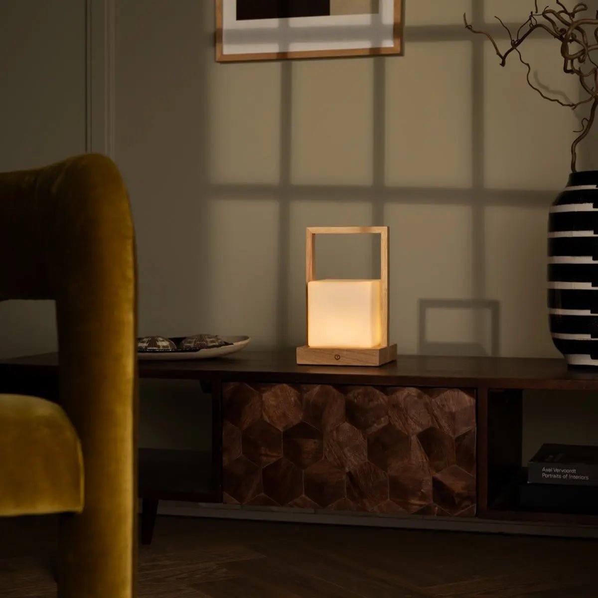 Noah Oplaadbare Tafellamp – Houten Designlamp met Glazen Kap