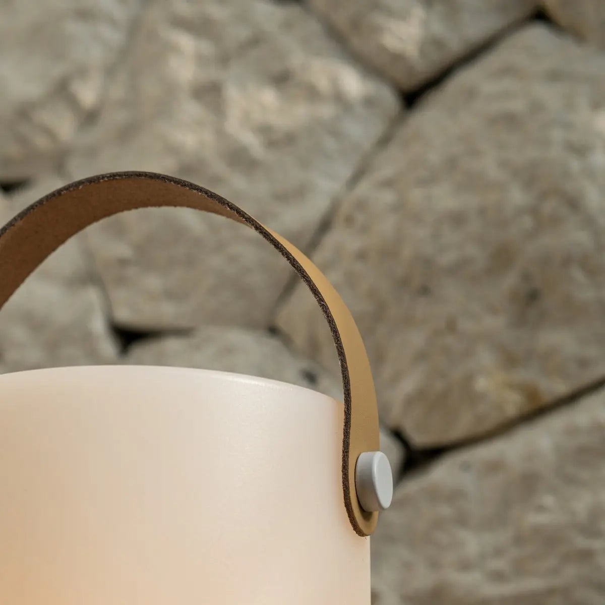 Avery Oplaadbare Tafellamp – Houten Designlamp met Lederen Band