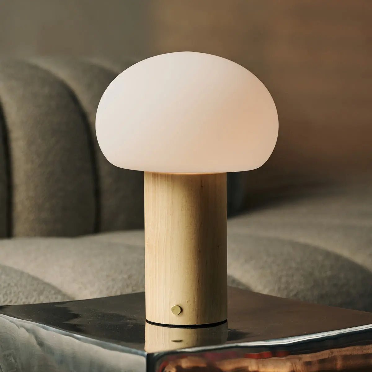 Sam Oplaadbare Tafellamp – Houten Designlamp met Matglazen Kap