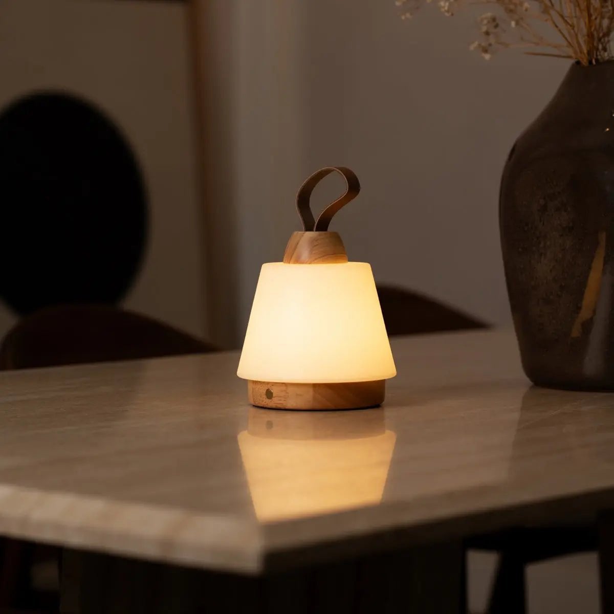 Liv Oplaadbare Tafellamp – Rubberhout, Leer & Polyethyleen – Lichtbruin – Draadloos – Dimbaar – IP44