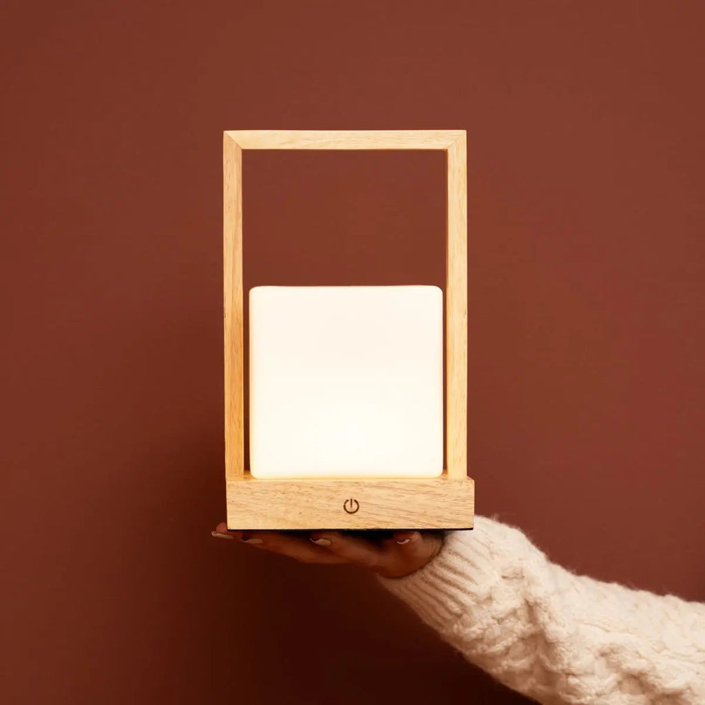 Noah Draadloze Tafellamp – Oplaadbaar – Dimbaar – Rubberwood & Matglas