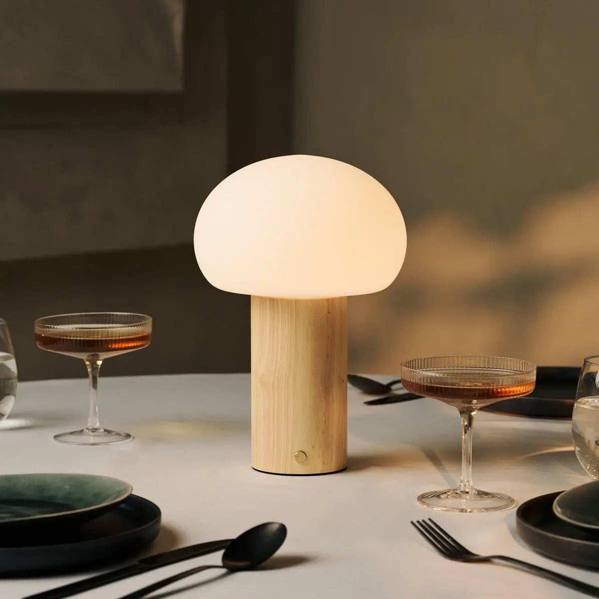 Sam Oplaadbare Tafellamp – Houten Designlamp met Matglazen Kap