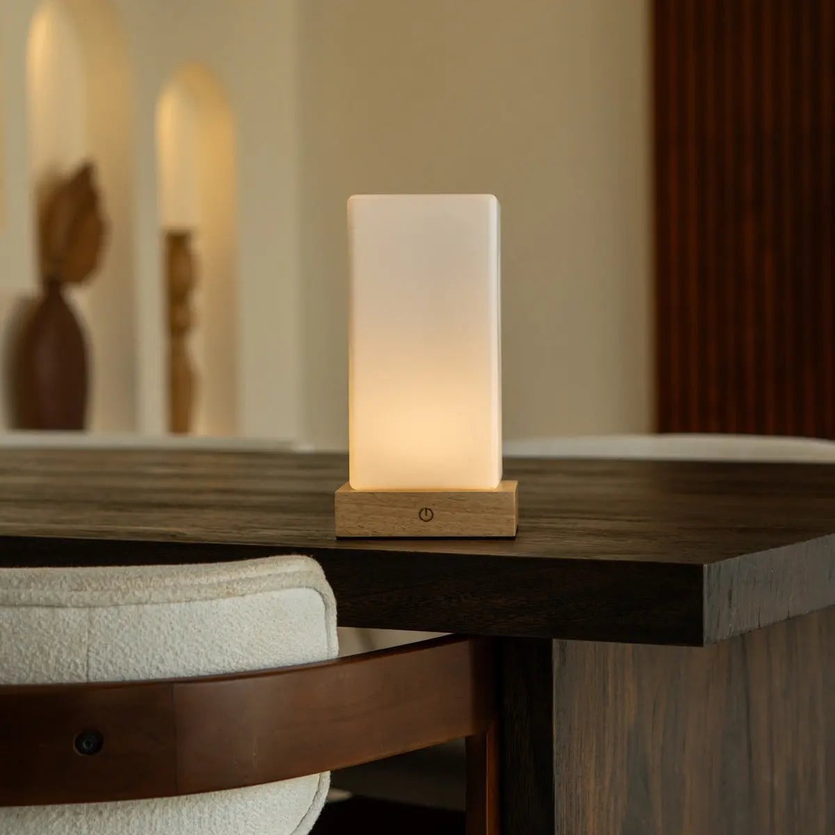 Zayn Oplaadbare Tafellamp – Houten Designlamp met Matglazen Kap