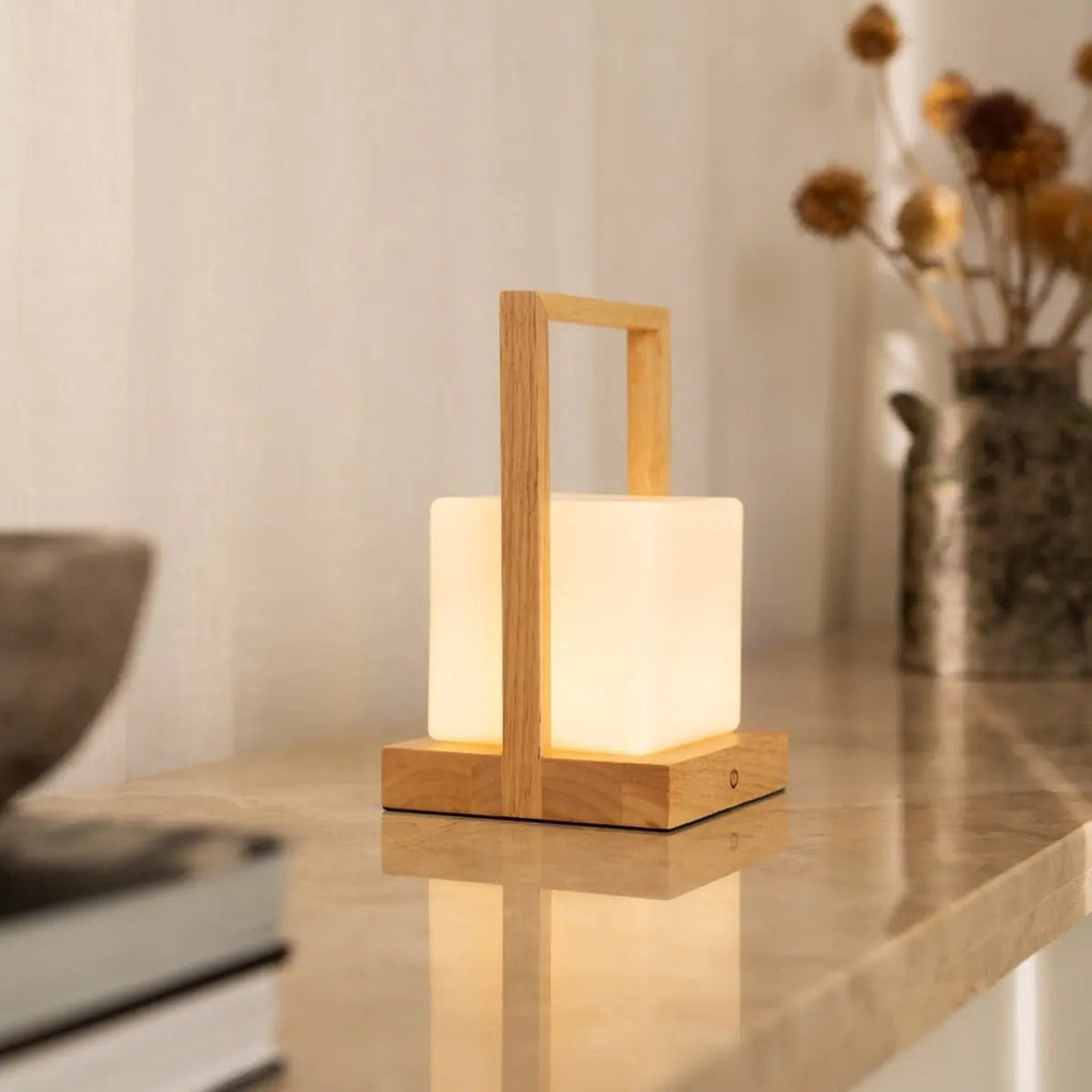 Noah Draadloze Tafellamp – Oplaadbaar – Dimbaar – Rubberwood & Matglas