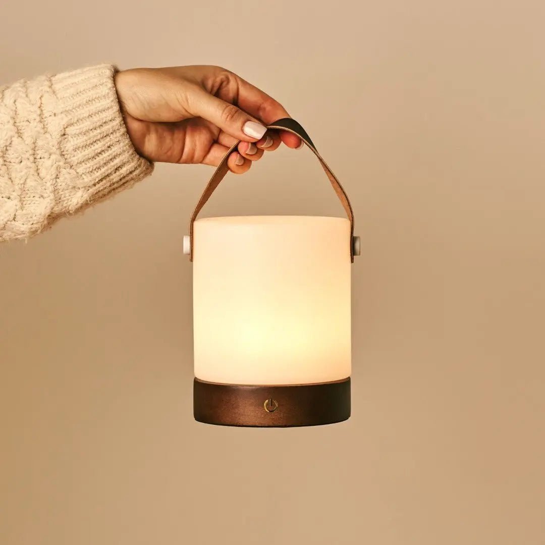 Avery Oplaadbare Tafellamp – Houten Designlamp met Lederen Band