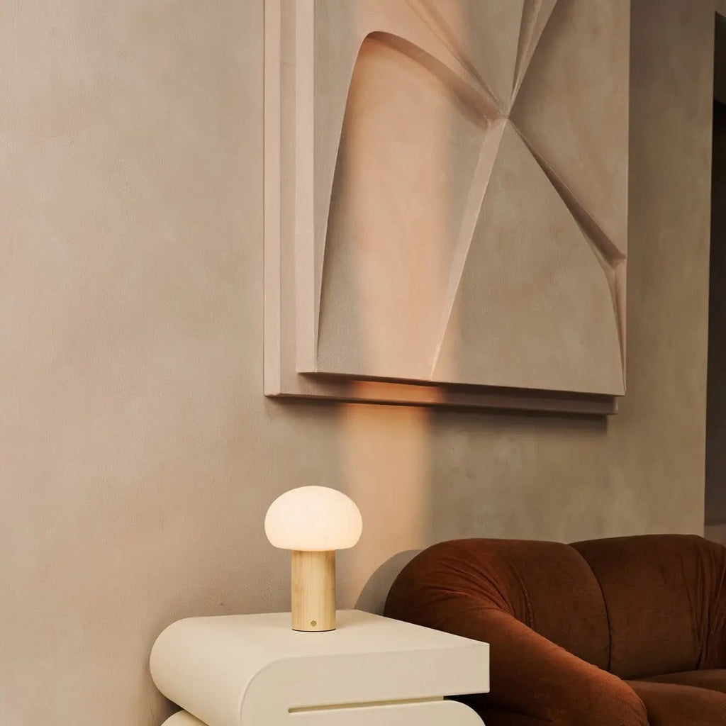 Sam Oplaadbare Tafellamp – Houten Designlamp met Matglazen Kap