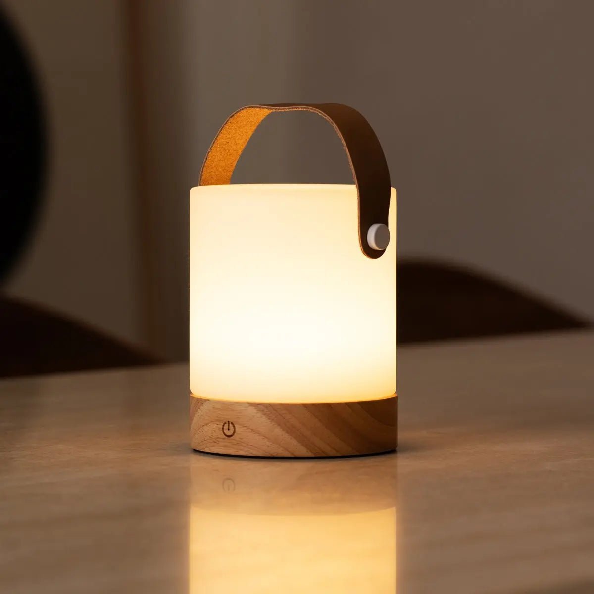 Avery Oplaadbare Tafellamp – Houten Designlamp met Lederen Band