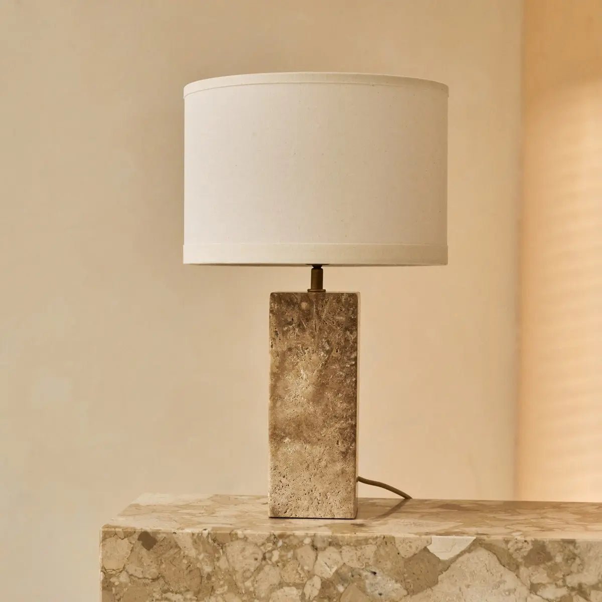 Rosie Tafellamp – Travertijn & Katoen – Beige/Wit – Moderne Design Lamp