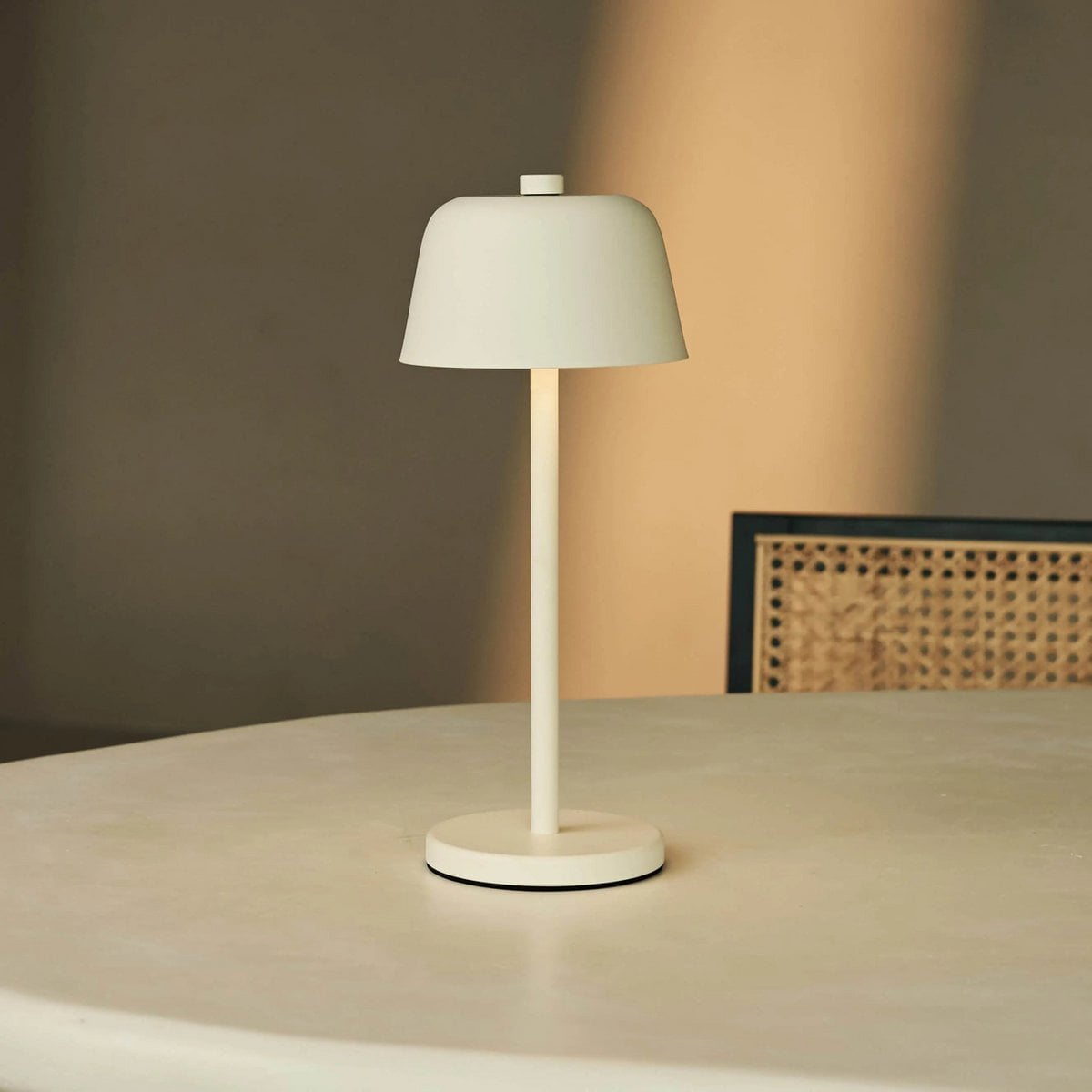 Anton Oplaadbare Tafellamp – Vanille – Metaal & Aluminium – Draadloos – Dimbaar
