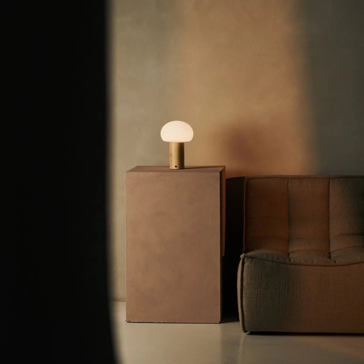 Sam Oplaadbare Tafellamp – Houten Designlamp met Matglazen Kap