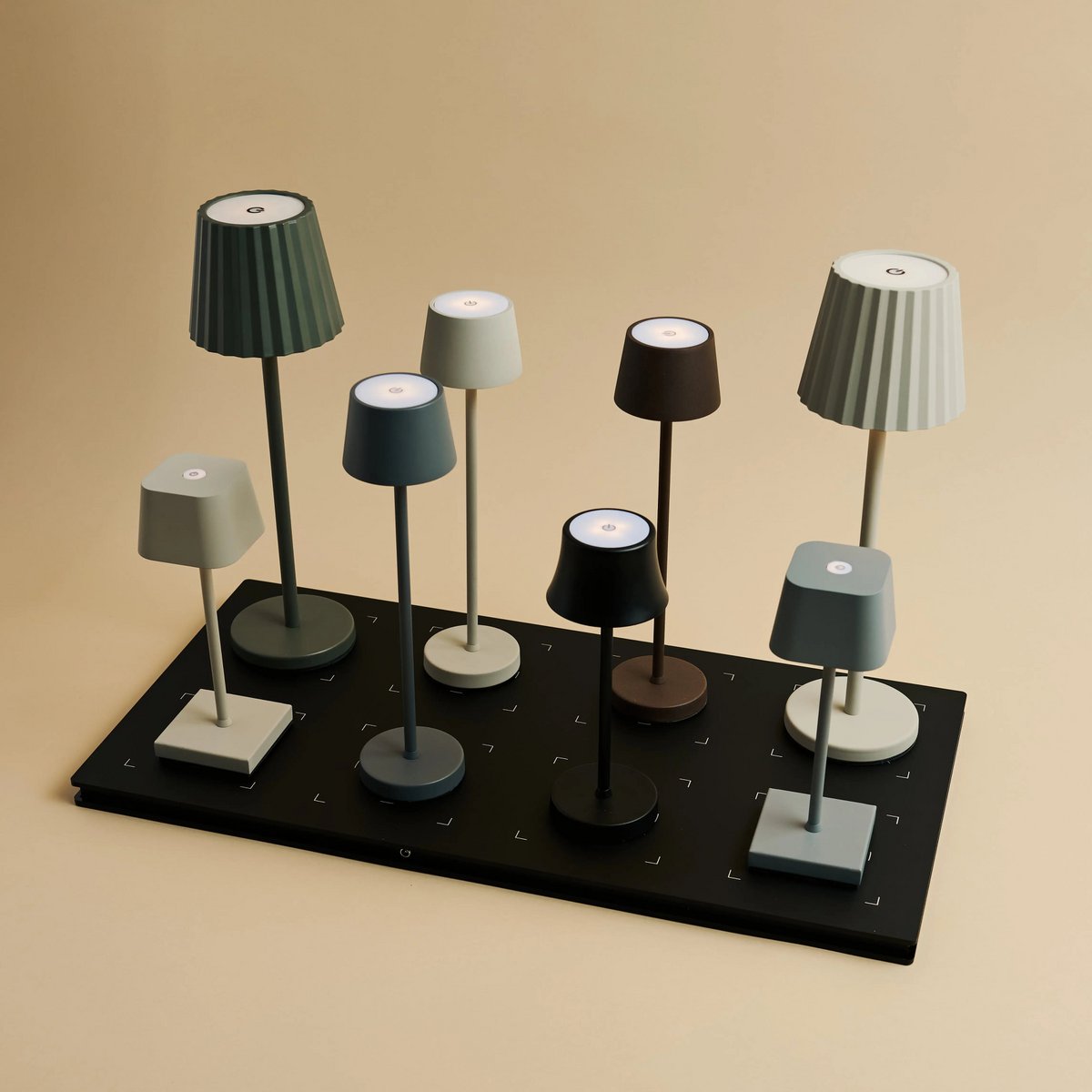 Combiset Professioneel | 8 x May steengrijze oplaadbare tafellampen en 1 x laadstation voor het Central Station