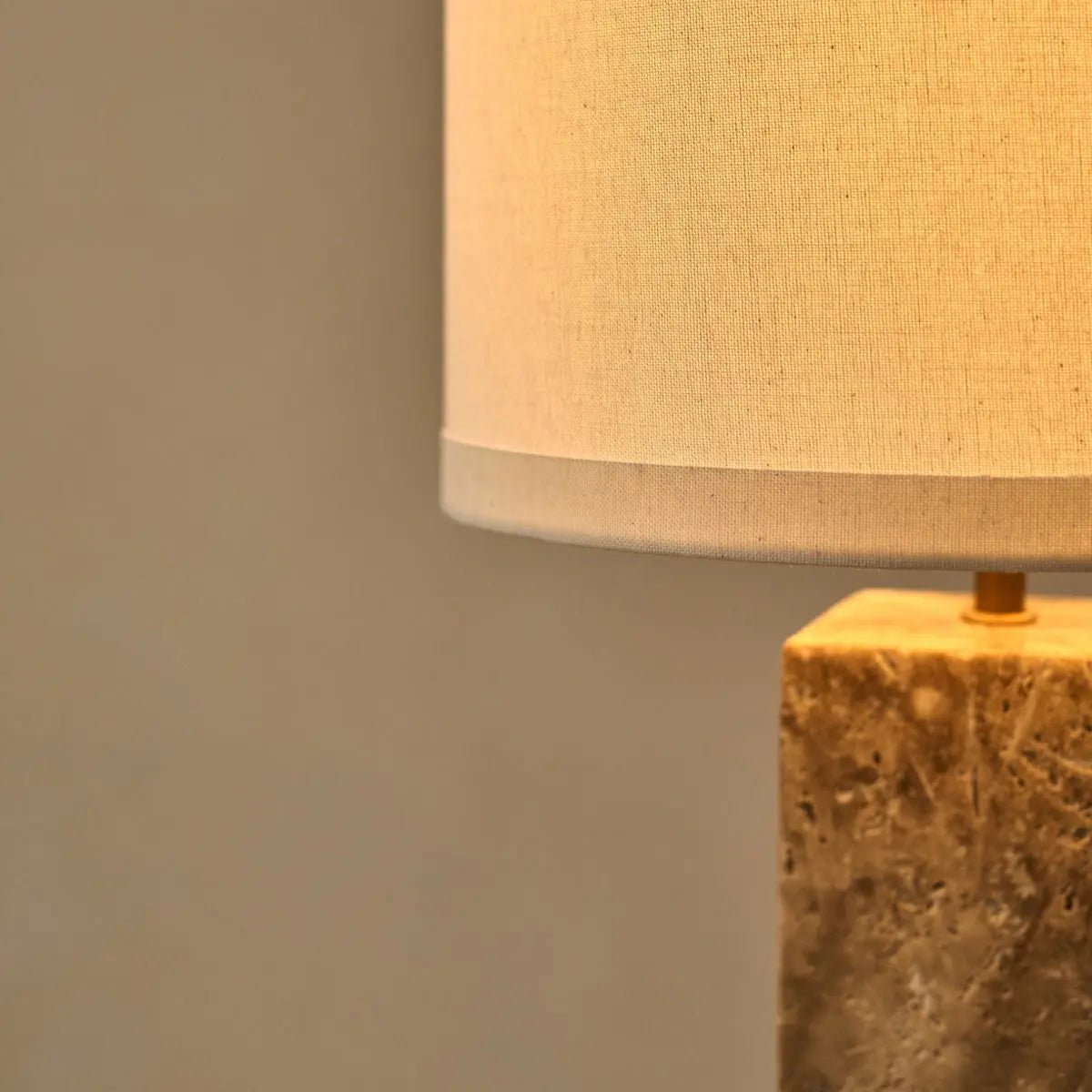 Rosie Tafellamp – Travertijn & Katoen – Beige/Wit – Moderne Design Lamp